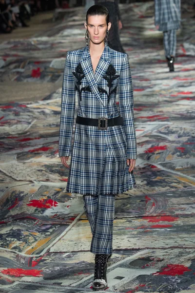 Look 15
